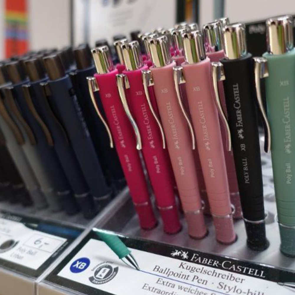 Im Malkasten Esslingen finden Sie eine hochwertige Auswahl an Füllern und Kugelschreibern führender Marken. Die Stifte präsentieren sich in edlen Materialien und stilvollen Designs, ideal für anspruchsvolle Schreibaufgaben und als exklusives Geschenk.