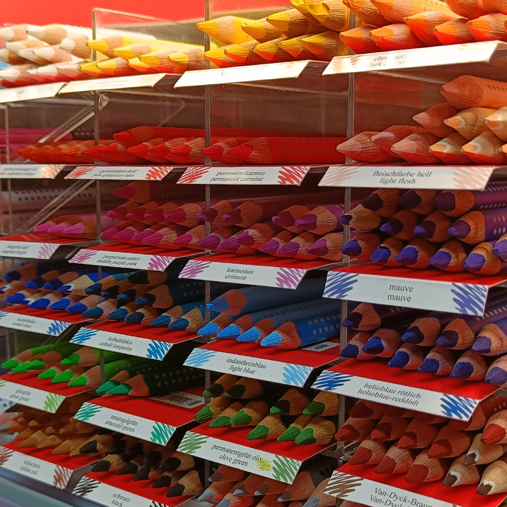 Regalfächer voller Buntstifte in verschiedenen Farben und Größen - ideal für Kunstprojekte und kreatives Arbeiten in Schule und Freizeit.