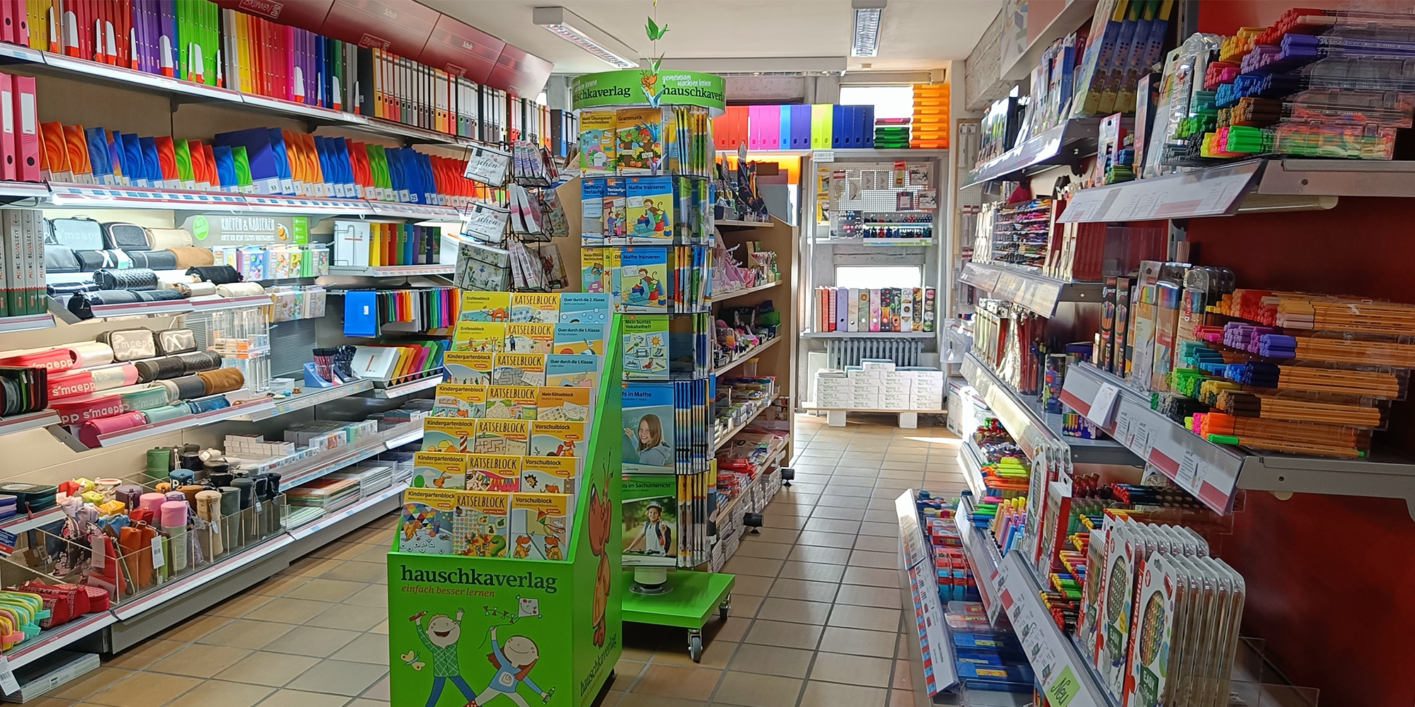 Der Malkasten in Esslingen bietet eine hervorragend ausgestattete Schreibwarenabteilung, die eine erstklassige Auswahl an Schul- und Bürobedarf bereitstellt.