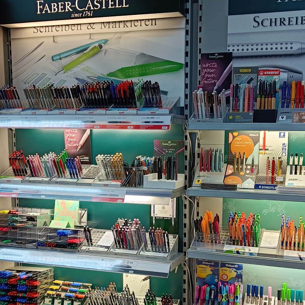 Das Bild zeigt eine große Auswahl an Kugelschreibern und Tintenrollern von Faber Castell. Die Schreibgeräte sind in verschiedenen Designs, Farben und Materialien erhältlich, ideal für den täglichen Gebrauch im Büro, in der Schule oder zu Hause.