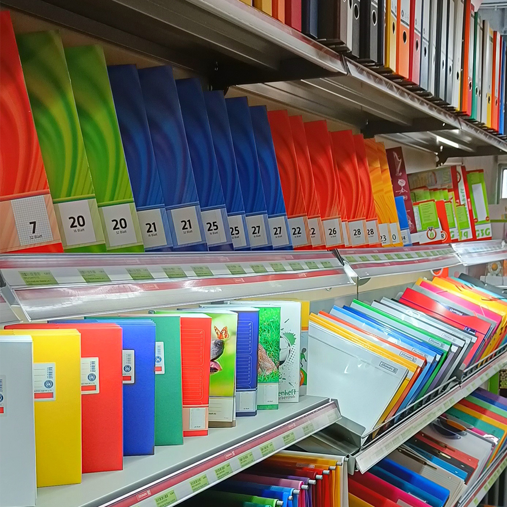 Unser umfangreiches Sortiment an Schnellheftern, Ordnern und Heftern in verschiedenen Farben und Größen ist ideal für die Organisation von Schul-, Studien- und Bürobedarf.