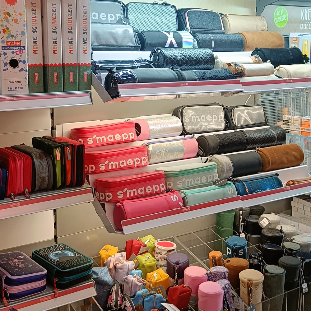 Wir führen eine bunte Auswahl an Etuis, Schulmäppchen und Federtaschen in verschiedenen Designs, Farben und Größen. Sie bieten ausreichend Platz für Stifte, Radiergummis und andere Schreibutensilien.