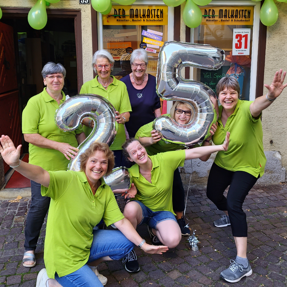 Das Gruppenfoto zeigt das Team des Malkastens in Esslingen, das sein 25-jähriges Firmenjubiläum feiert.
