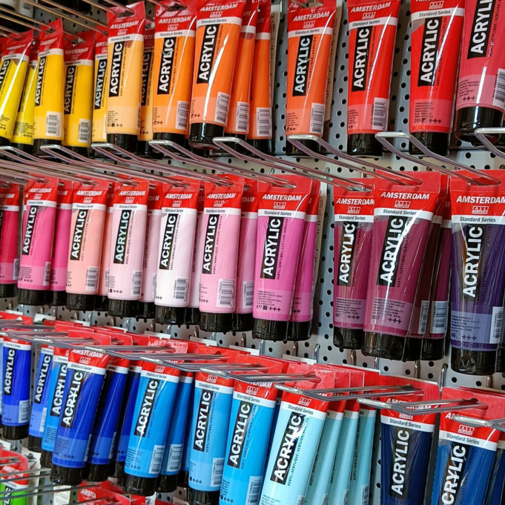 Unser Regal mit hochwertigen Amsterdam Acrylfarben der niederländischen Firma Royal Talens, bekannt für ihre Vielseitigkeit und lebendigen Farbtöne.