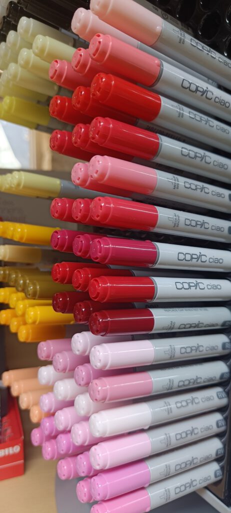 Die hochwertigen Marker Copic sind bei Künstlerinnen, Designern und Illustratoren beliebt und bieten brillante Farben sowie nahtlose Mischmöglichkeiten.