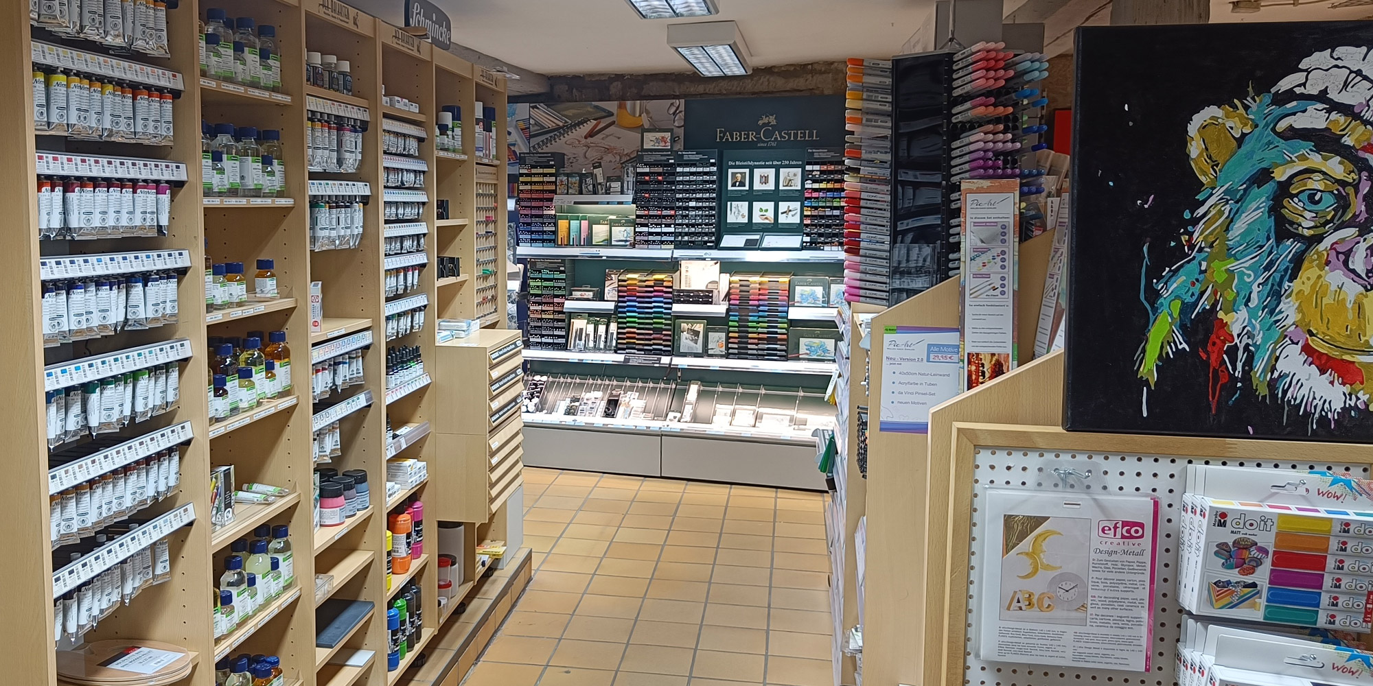 Unsere gut sortierte Abteilung für Künstlerbedarf bietet eine große Auswahl. Die beeindruckende Faber-Castell-Wand, begeistert mit einem umfangreichen Sortiment und einer breiten Farbpalette.