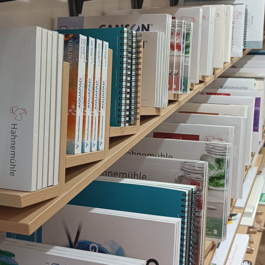Hochwertige Mal- und Zeichenblöcke von Hahnemühle, Canson und Clairefontaine. Die Blöcke sind in verschiedenen Formaten und Papierstärken erhältlich und eignen sich perfekt für kreative Projekte und professionelles Arbeiten.