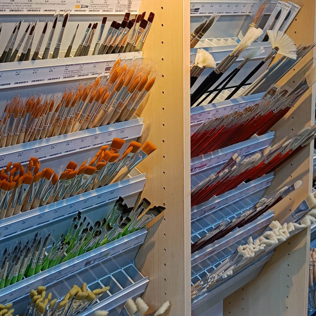 Präzise und langlebige Pinsel von der Firma Da Vinci. Sie bieten die perfekte Auswahl für Aquarell-, Acryl- und Ölmalerei und sind in verschiedenen Größen und Formen verfügbar, um jede Maltechnik zu meistern.