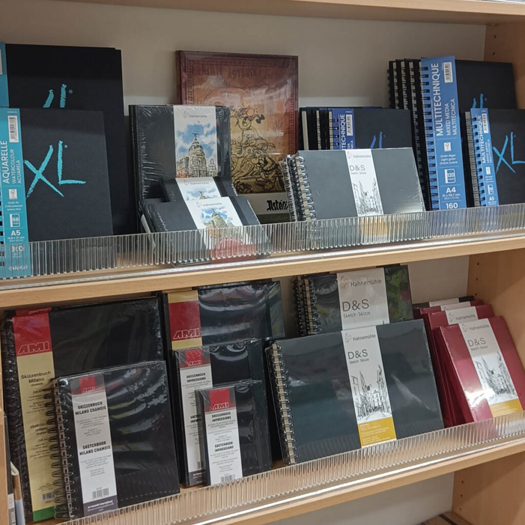 Vielseitige und robuste Skizzenbücher mit hochwertigem Papier – ideal für Künstler und Kreative. Perfekt für Zeichnungen, Skizzen oder Notizen und erhältlich in unterschiedlichen Formaten.